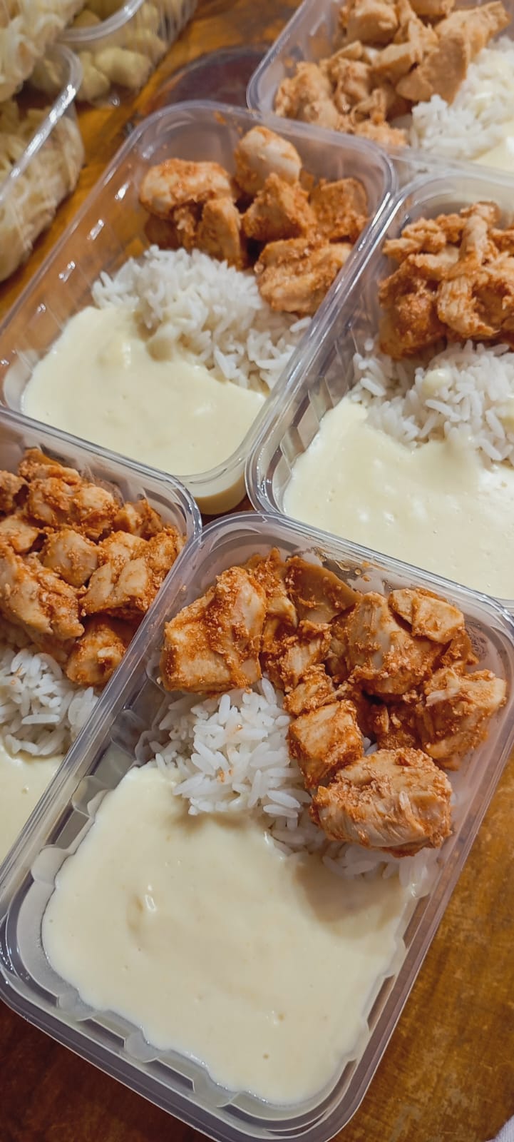 Marmita fit NutriChef de frango com arroz e creme